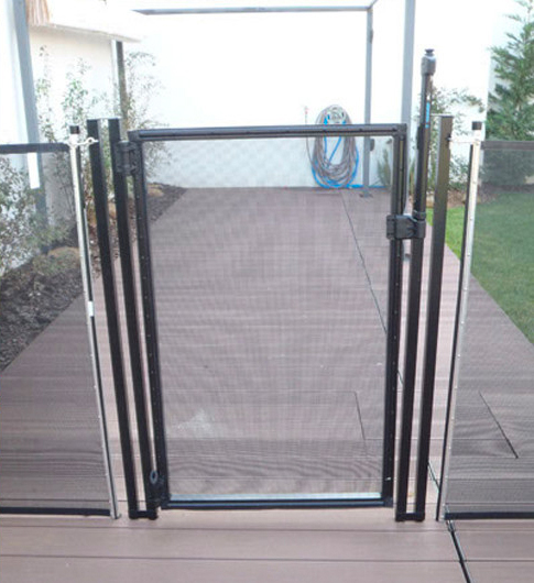Piscina protegida com uma vedação de segurança VedaPool