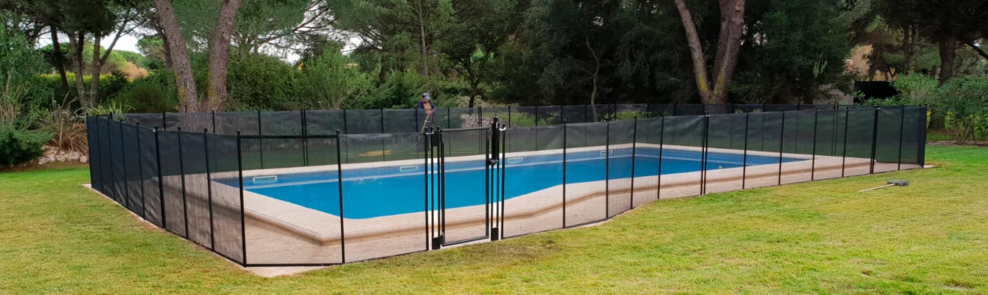 Vedação de segurança para piscina integrada no espaço exterior