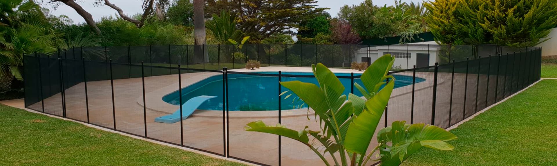 Vedação de segurança VedaPool instalada numa piscina residencial