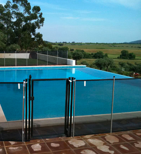 Piscina residencial protegida com vedação de segurança