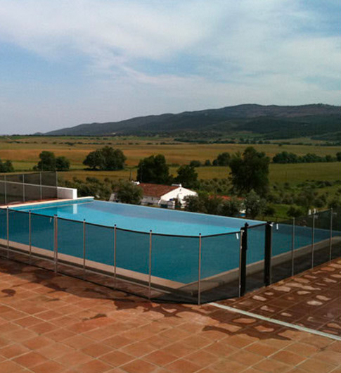 Vedação VedaPool integrada num espaço exterior com piscina
