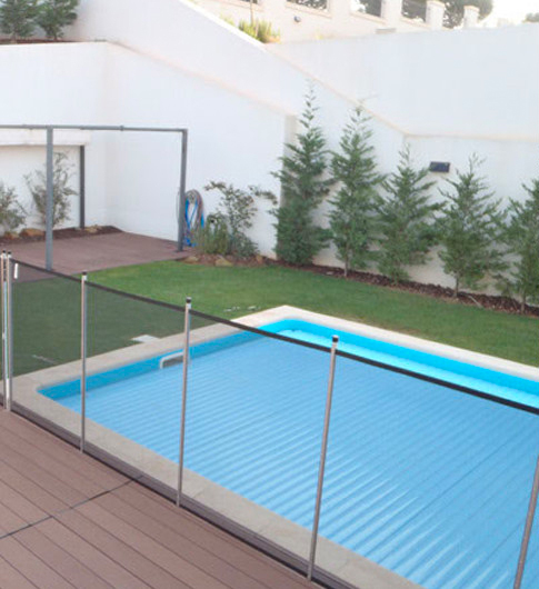 Vedação de proteção instalada numa piscina