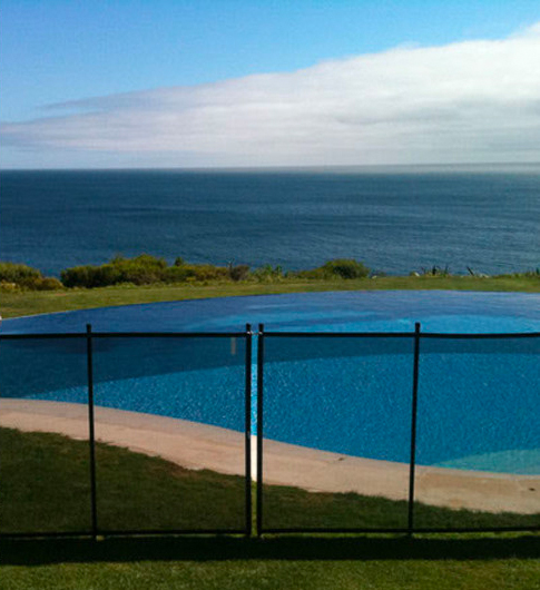 Vedação de piscina integrada num jardim residencial